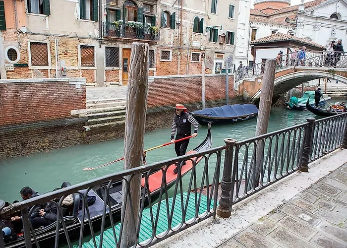 Pink House In Venice City Center