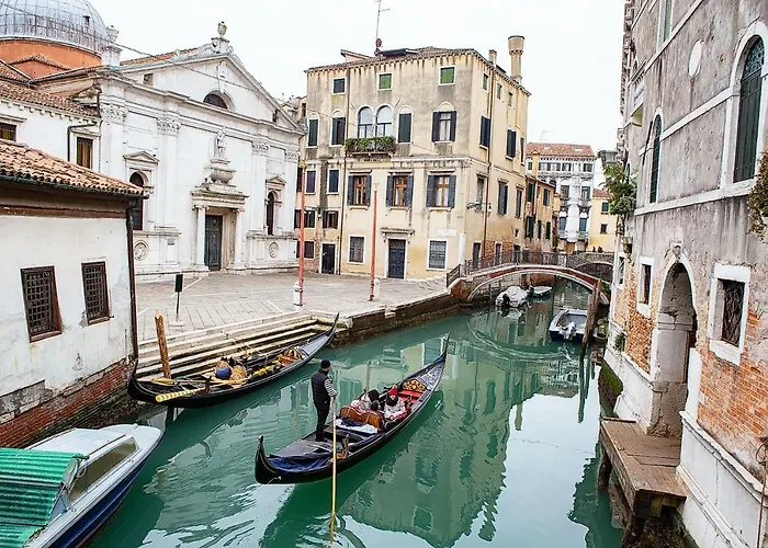 Pink House In Venice City Center