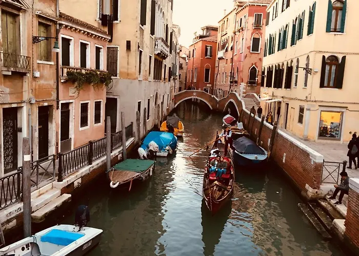 Pink House In Venice City Center